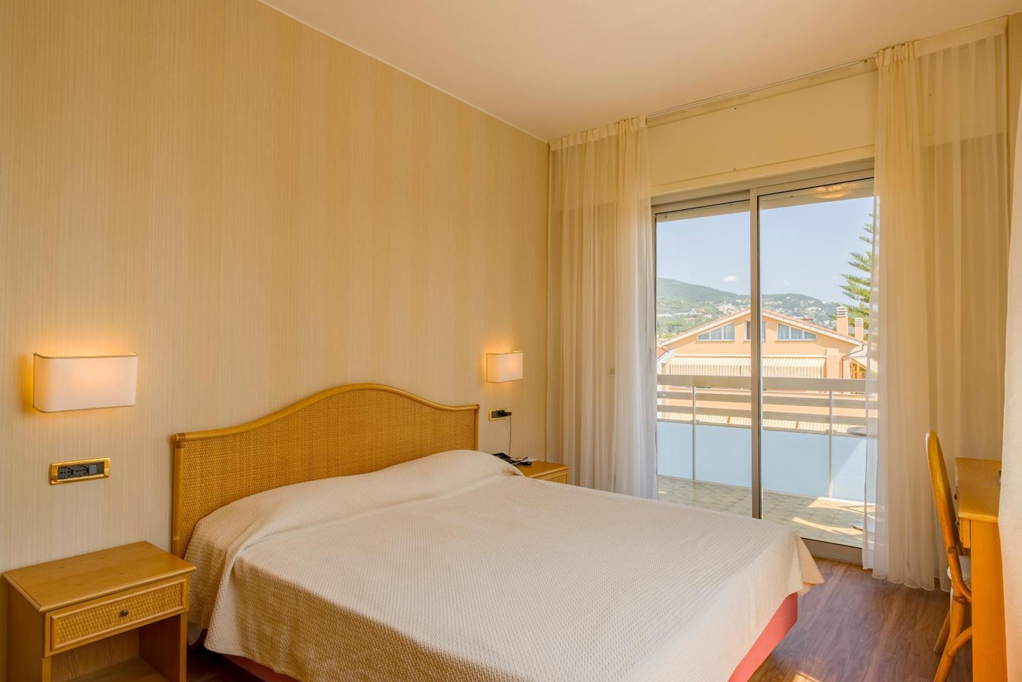 Hotel Garden Lido Loano Exterior photo
