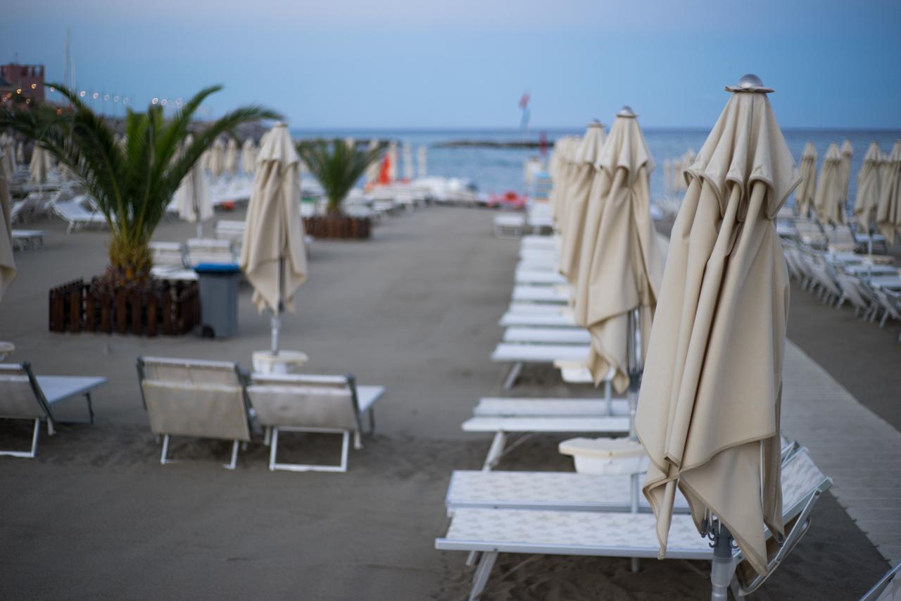 Hotel Garden Lido Loano Exterior photo